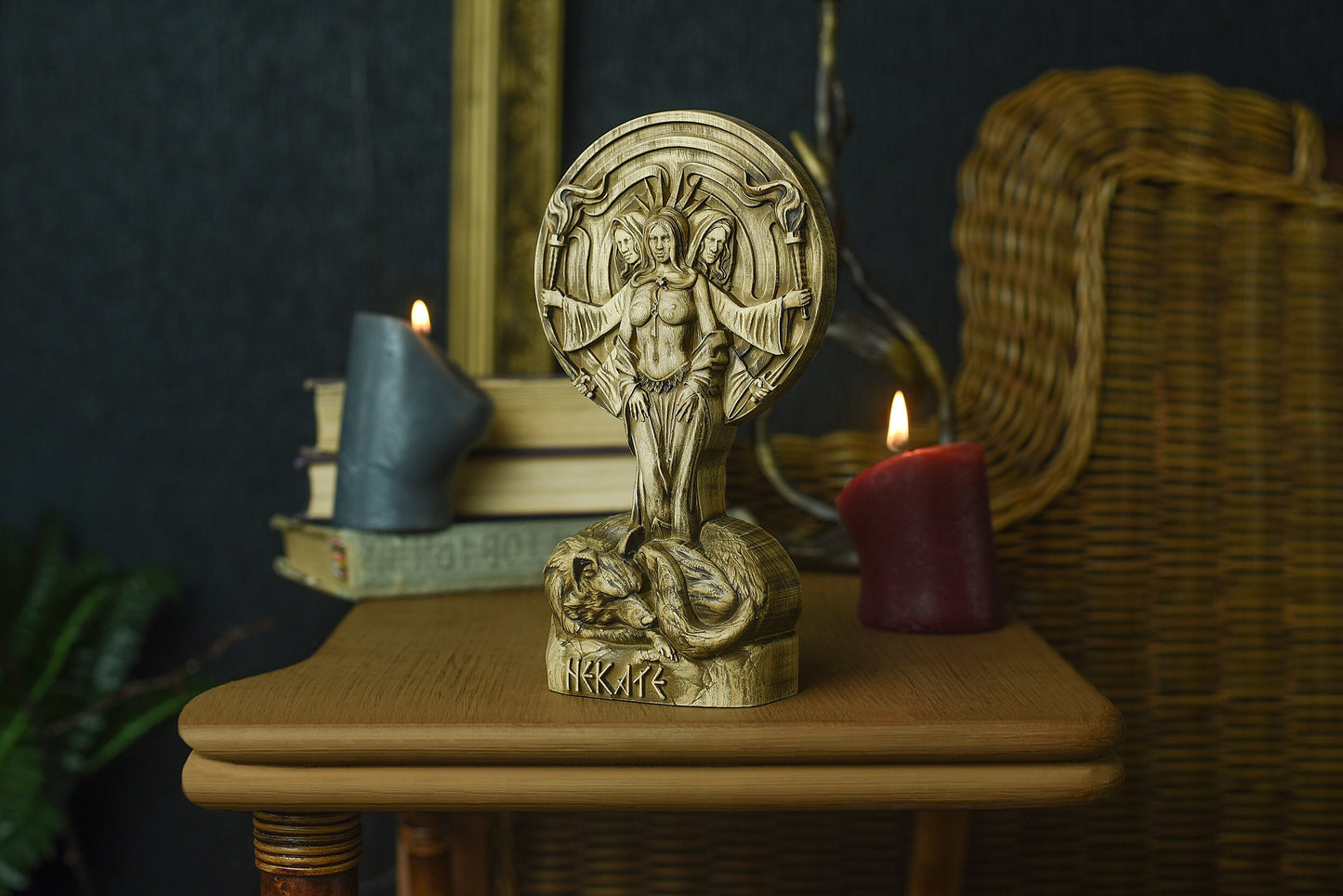 Statue en bois d'Hécate, déesse nordique de la magie et de la sorcellerie