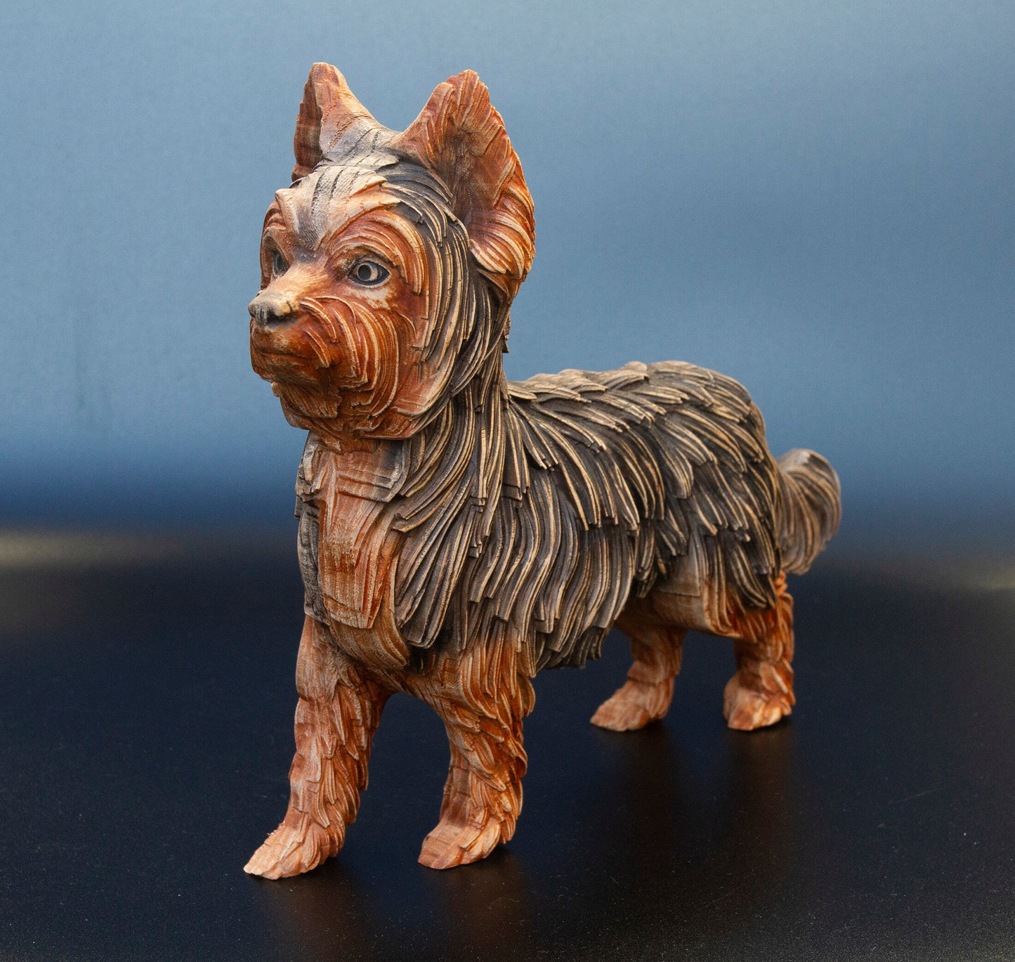 York Terrier - Charmante statuette de York Terrier en bois fabriquée à la main : un délice canin fantaisiste