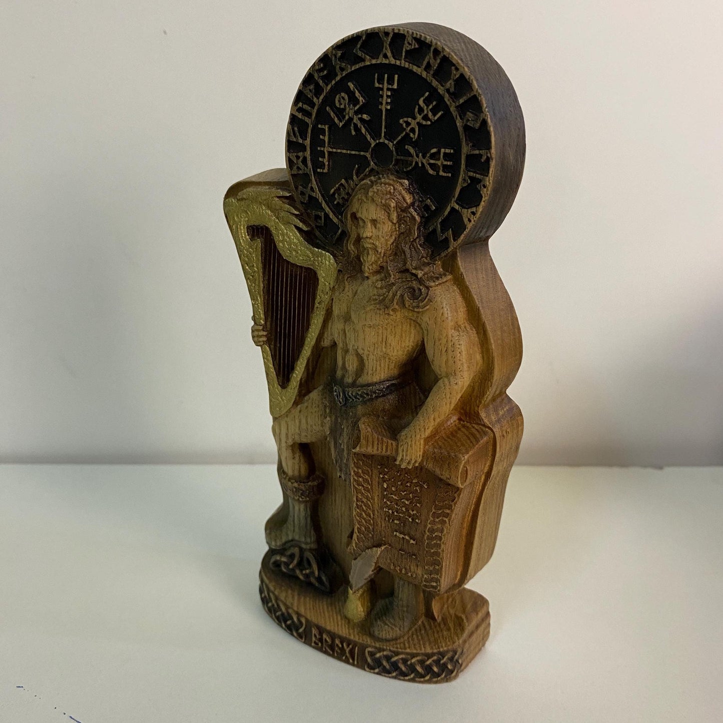 Statue de Bragi Dieux de Bragi Dieux scandinaves Dieux vikings Paganisme antique Sculpture sculptée Déesse païenne Odin Symboles runiques Mythologie nordique