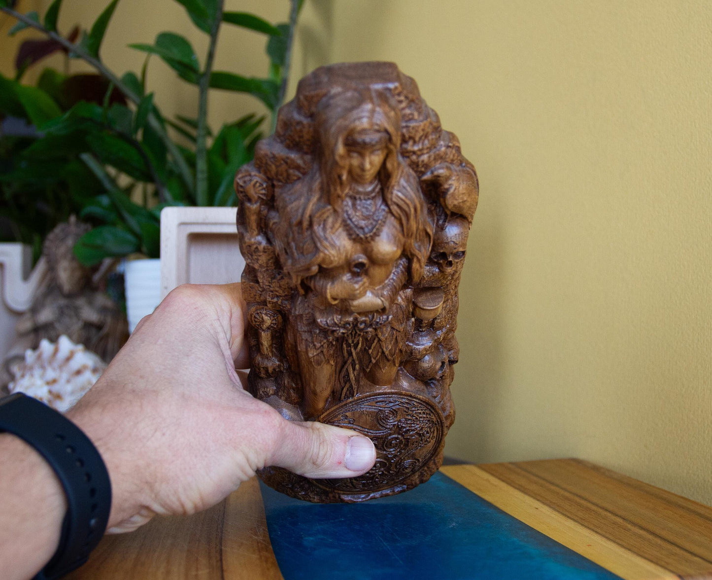 Statue de la déesse nordique Hel – Sculpture scandinave en bois sculpté – Décoration d'autel païen – Figurine de la mythologie viking – 23 cm de haut