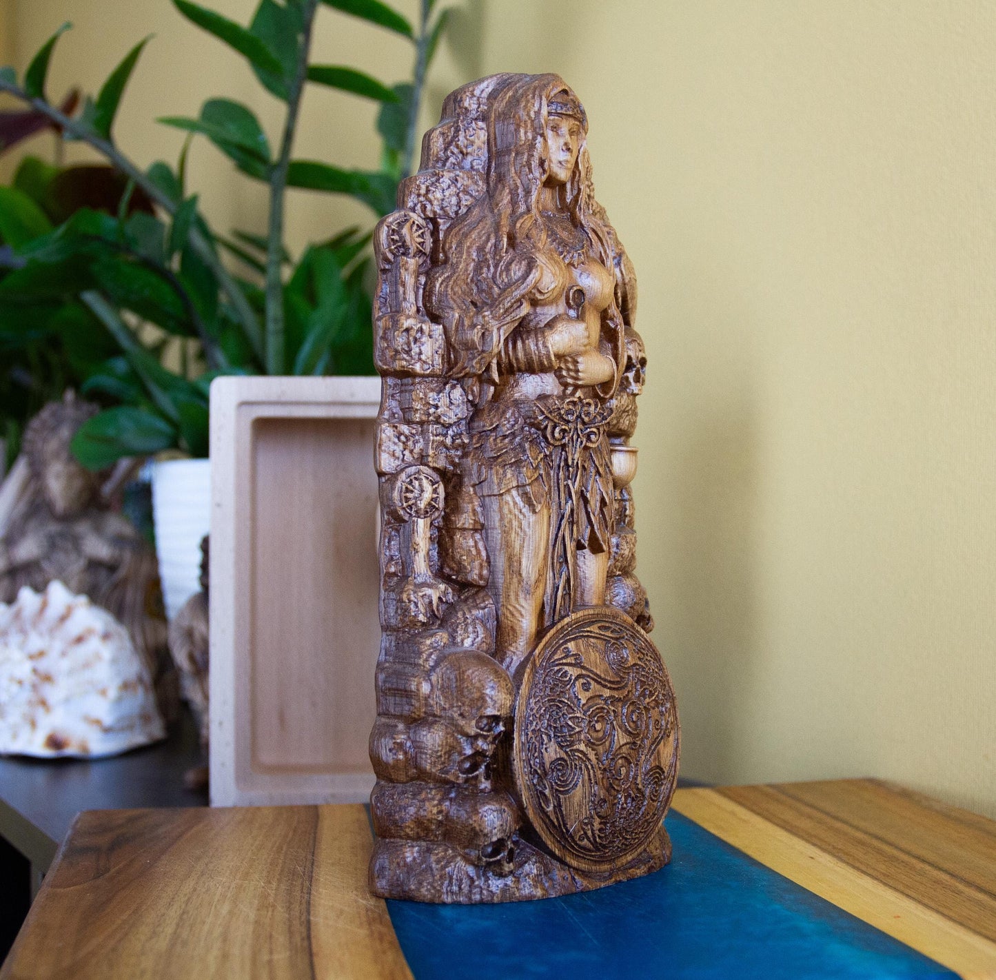 Statue de la déesse nordique Hel – Sculpture scandinave en bois sculpté – Décoration d'autel païen – Figurine de la mythologie viking – 23 cm de haut