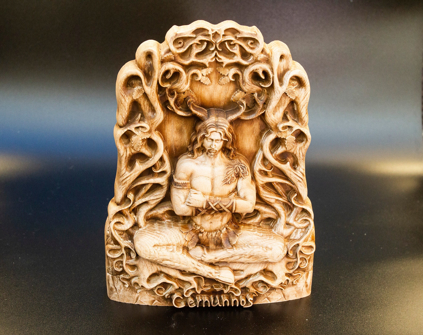 Sculpture de Cernunnos en bois, Dieu de la forêt, poupée d'autel, idole gay à cornes païennes, cadeau de sorcière, sculpture détaillée en frêne