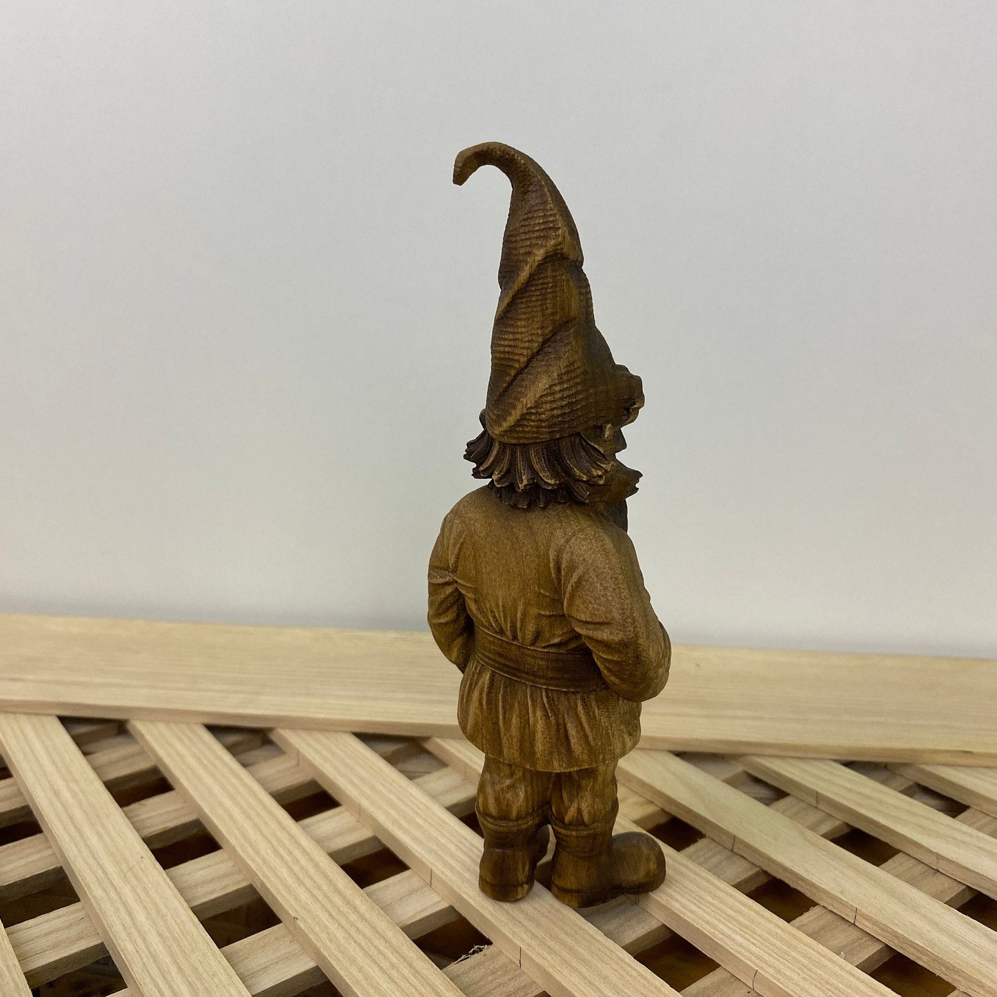 Statue de gnome lutin gnome scandinave Figurine naine Créature mythique Gnome en bois Décor de gnome Gnome irlandais Figurine de gnome