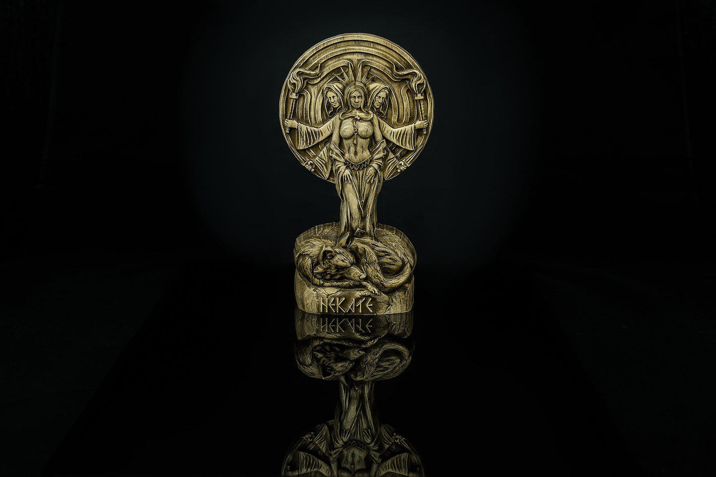 Statue en bois d'Hécate, déesse nordique de la magie et de la sorcellerie