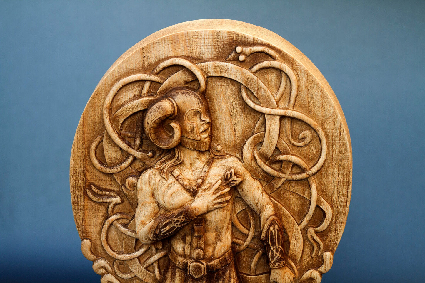 Statue Baldr Statuette scandinave minimaliste en bois fabriquée à la main : Baldr, dieu nordique de la lumière et de la beauté