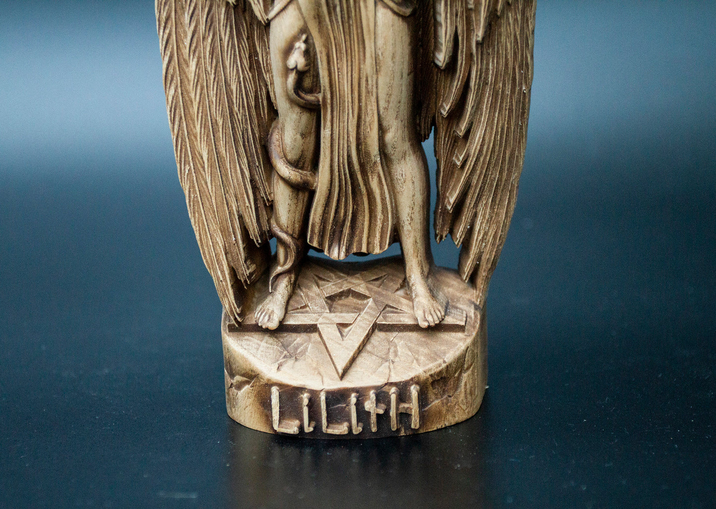 Figurine de démone Lilith Statue de démonologie juive Sculpture en bois Autel Souvenir Déesse Cadeau Démon féminin