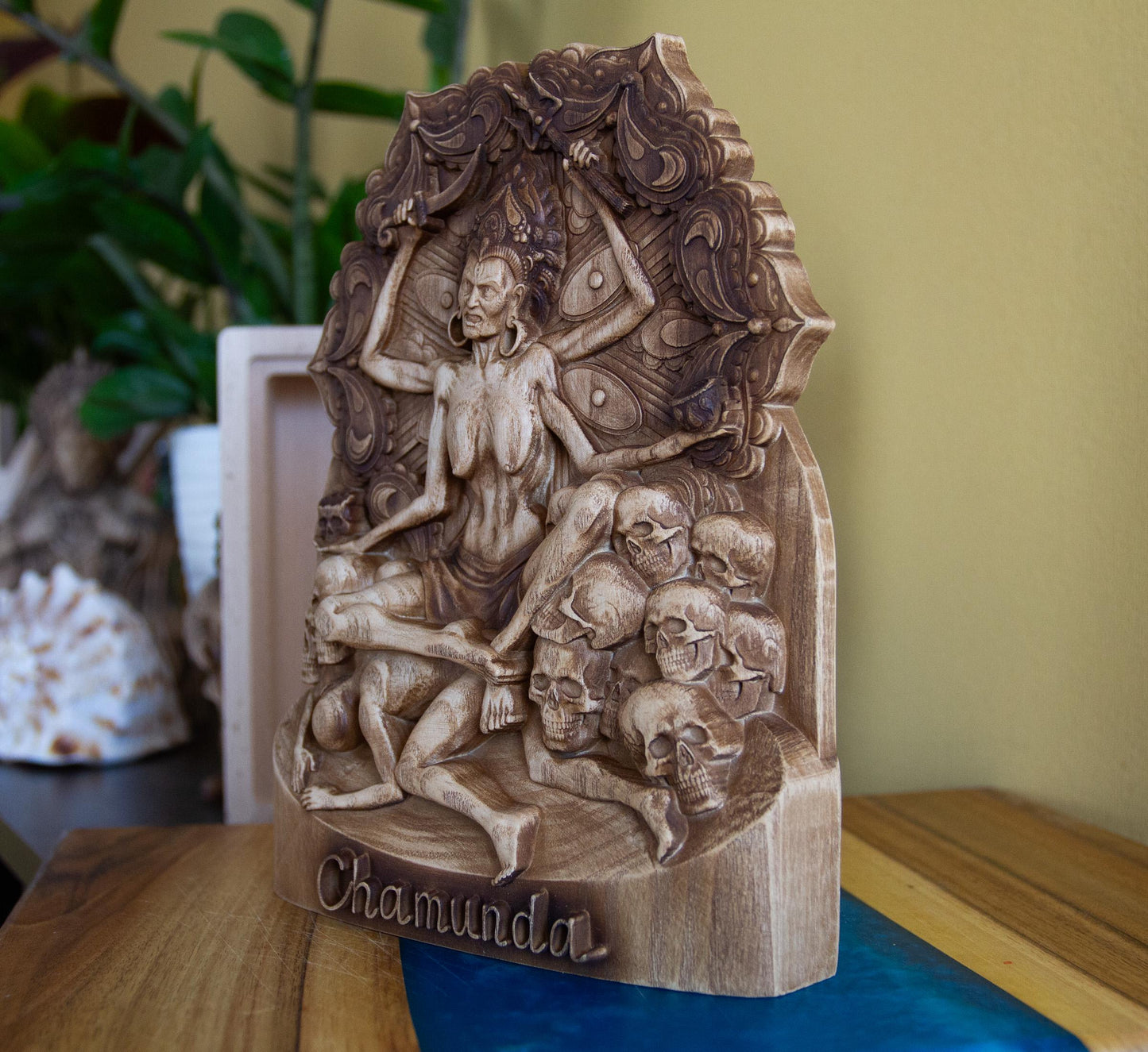 Statuette en bois Chamunda Kali – Déesse hindoue de la destruction et du pouvoir sculptée à la main – Décoration d'autel unique pour la maison – Cadeau sacré 7,9 x 6,3 pouces