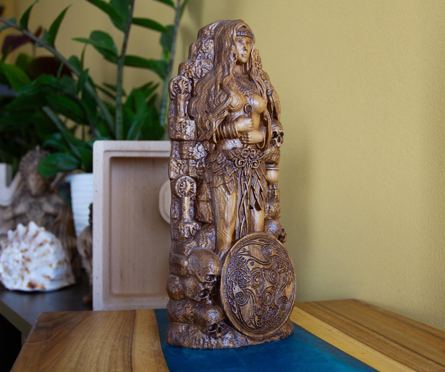 Statue de la déesse nordique Hel – Sculpture scandinave en bois sculpté – Décoration d'autel païen – Figurine de la mythologie viking – 23 cm de haut