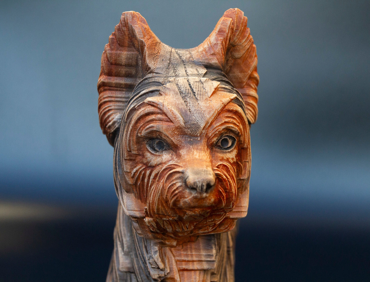 York Terrier - Charmante statuette de York Terrier en bois fabriquée à la main : un délice canin fantaisiste