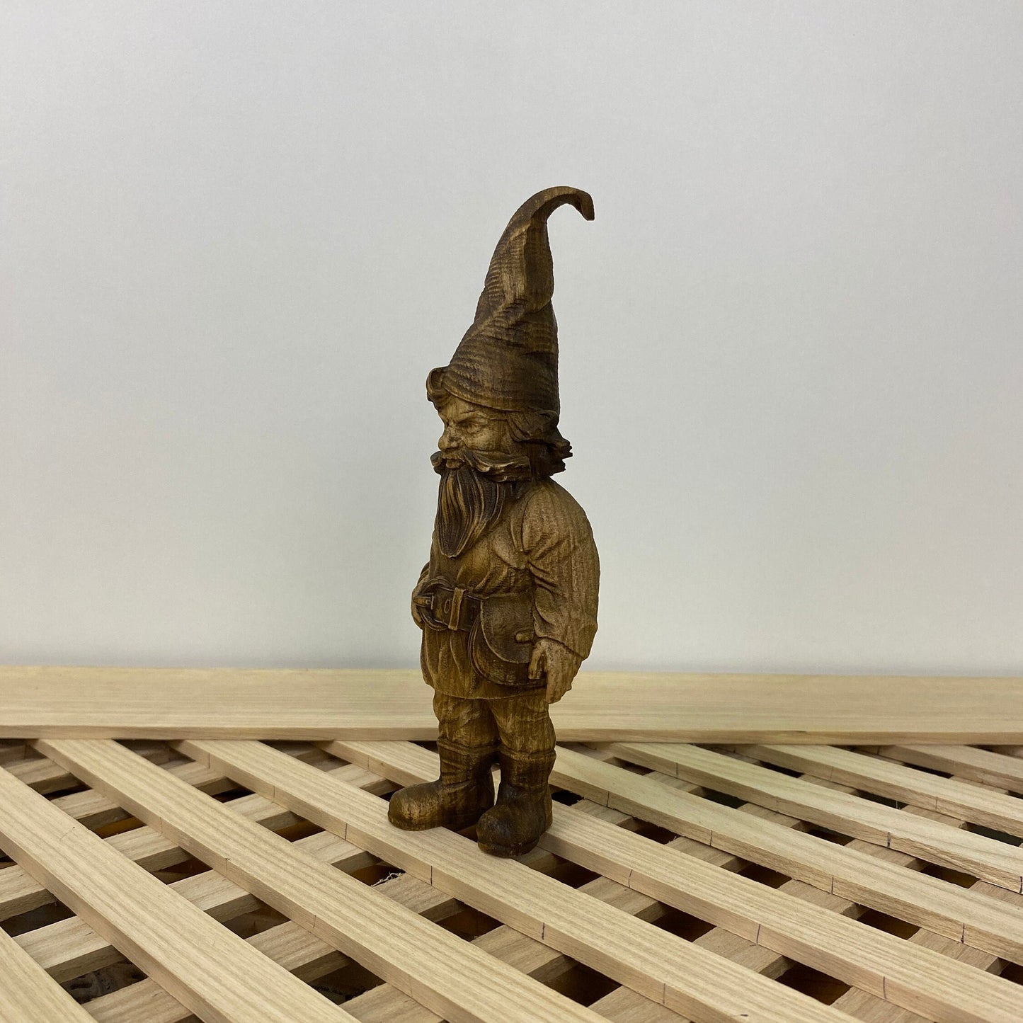 Statue de gnome lutin gnome scandinave Figurine naine Créature mythique Gnome en bois Décor de gnome Gnome irlandais Figurine de gnome