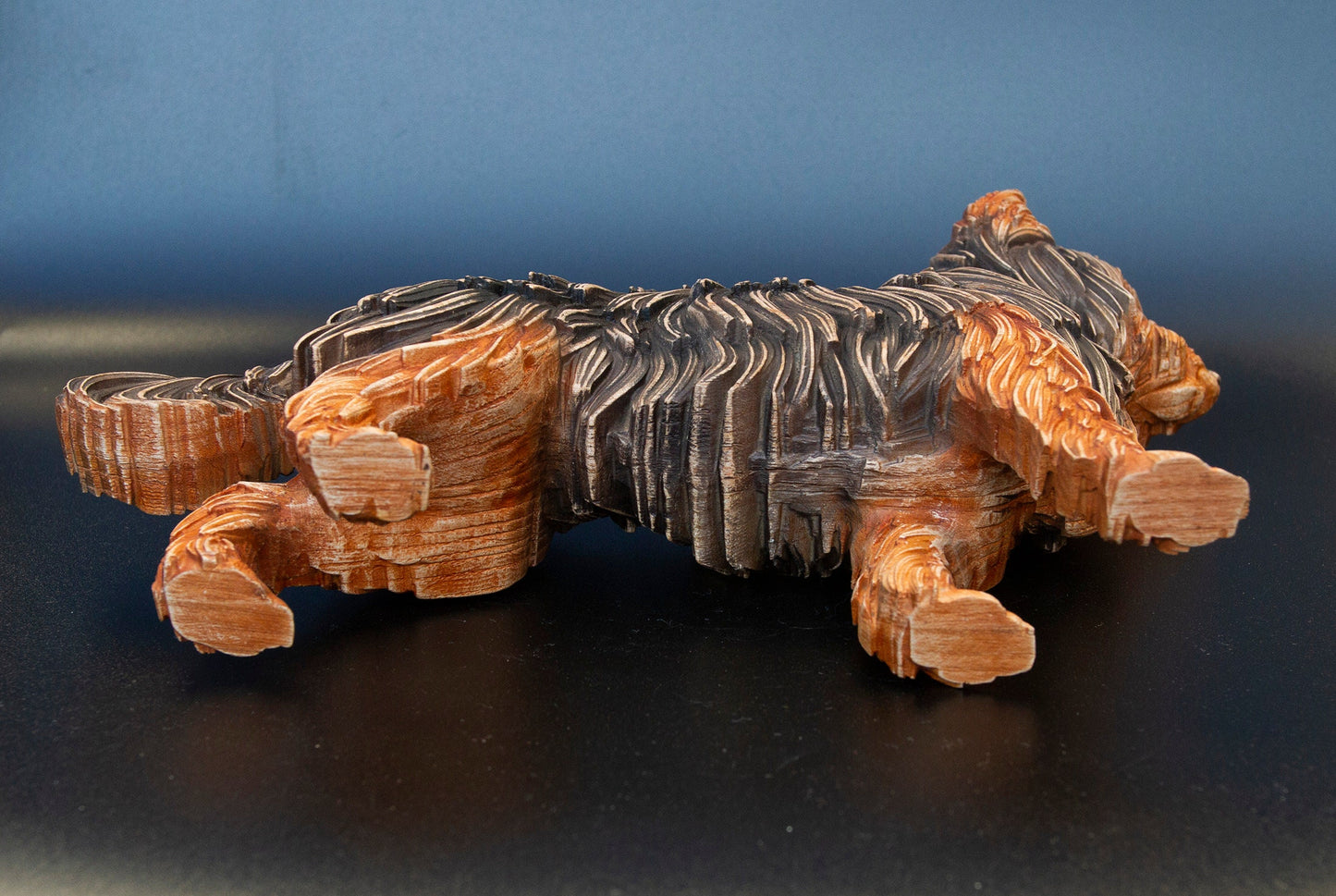 York Terrier - Charmante statuette de York Terrier en bois fabriquée à la main : un délice canin fantaisiste