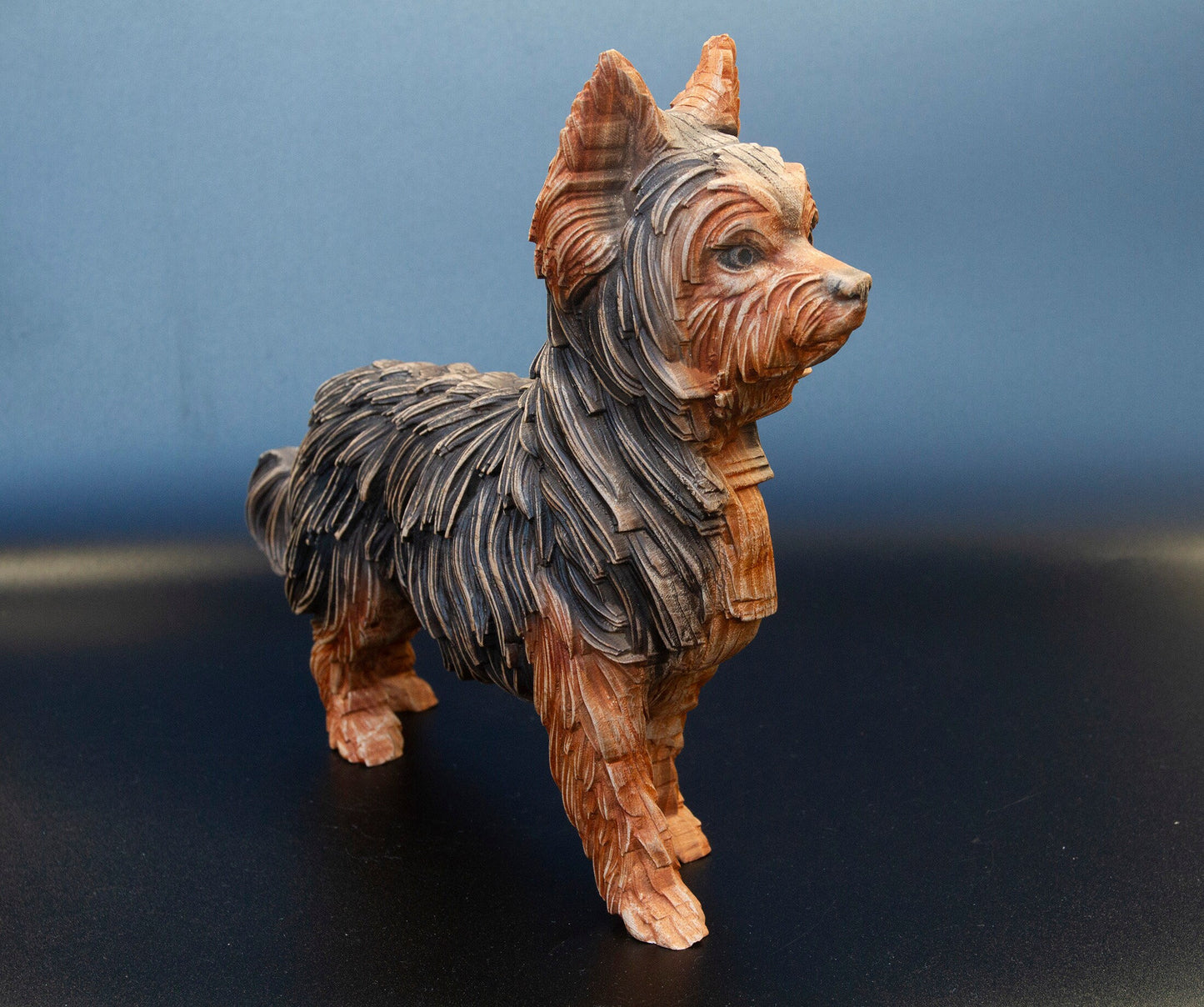 York Terrier - Charmante statuette de York Terrier en bois fabriquée à la main : un délice canin fantaisiste