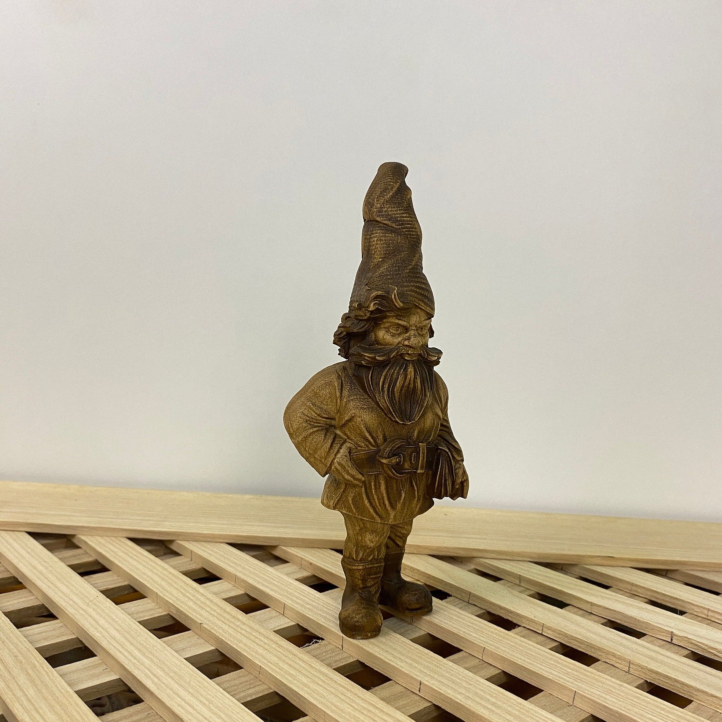 Statue de gnome lutin gnome scandinave Figurine naine Créature mythique Gnome en bois Décor de gnome Gnome irlandais Figurine de gnome