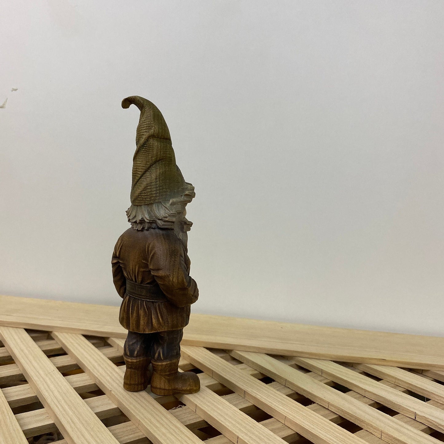 Statue de gnome lutin gnome scandinave Figurine naine Créature mythique Gnome en bois Décor de gnome Gnome irlandais Figurine de gnome