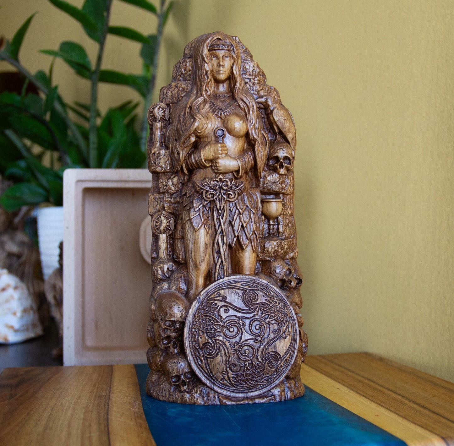 Statue de la déesse nordique Hel – Sculpture scandinave en bois sculpté – Décoration d'autel païen – Figurine de la mythologie viking – 23 cm de haut