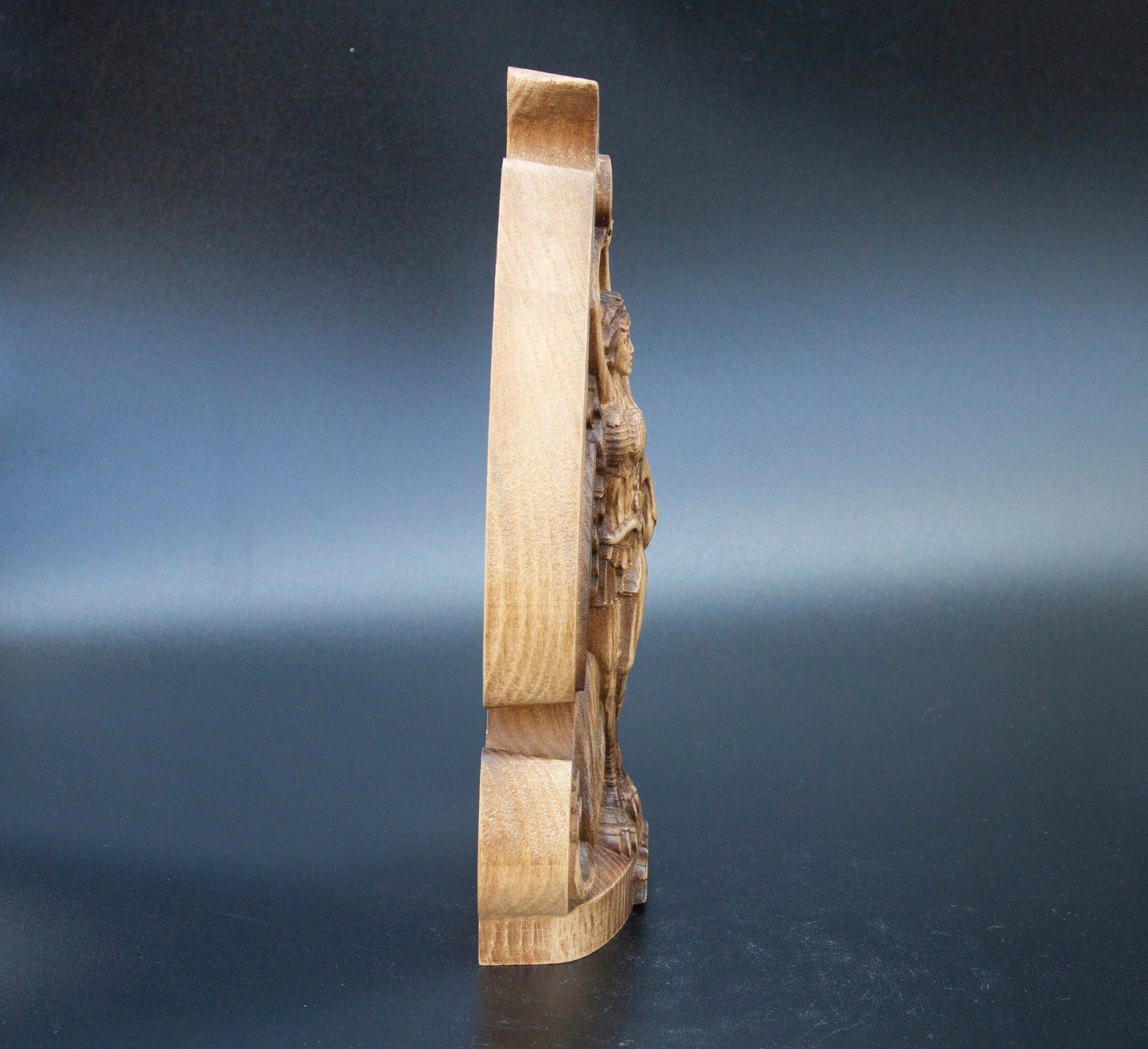 Statue d'Inanna Statuette scandinave minimaliste en bois fabriquée à la main :