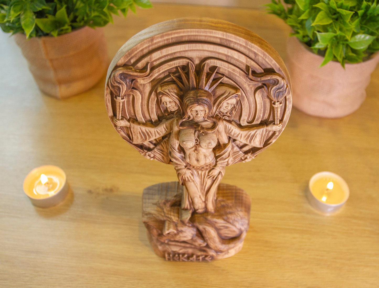 Statue en bois d'Hécate, déesse nordique de la magie et de la sorcellerie