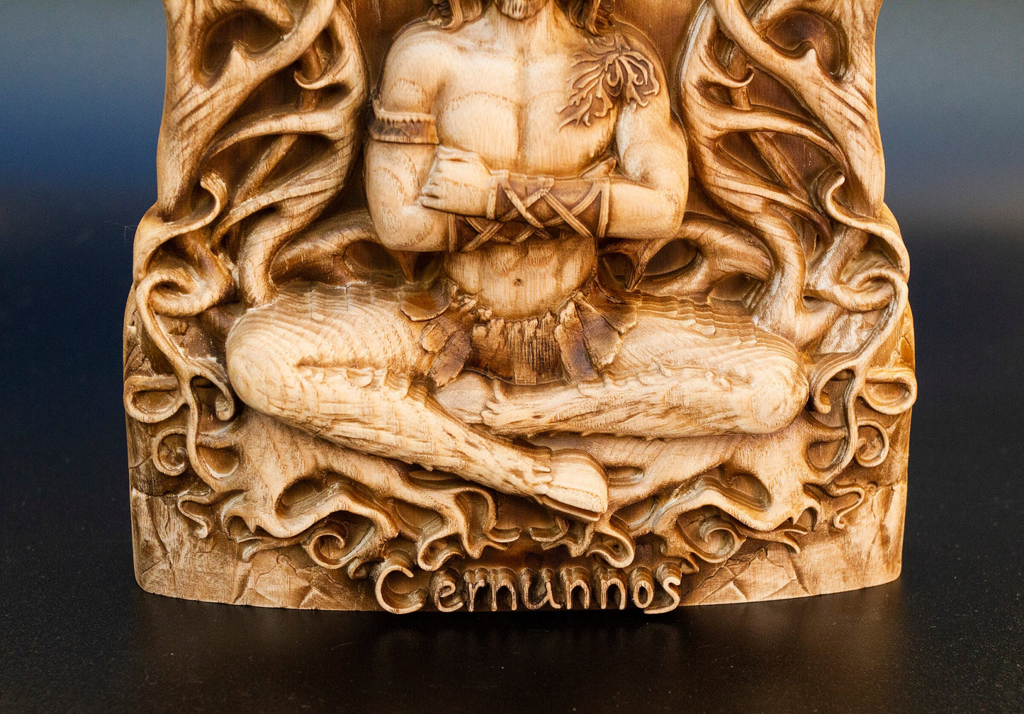 Sculpture de Cernunnos en bois, Dieu de la forêt, poupée d'autel, idole gay à cornes païennes, cadeau de sorcière, sculpture détaillée en frêne