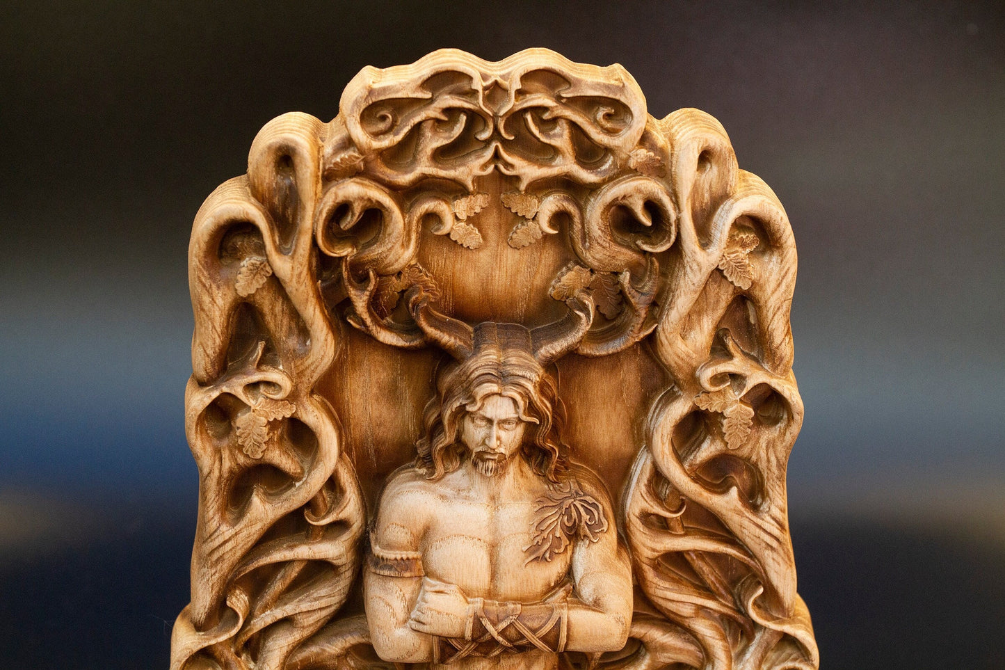 Sculpture de Cernunnos en bois, Dieu de la forêt, poupée d'autel, idole gay à cornes païennes, cadeau de sorcière, sculpture détaillée en frêne