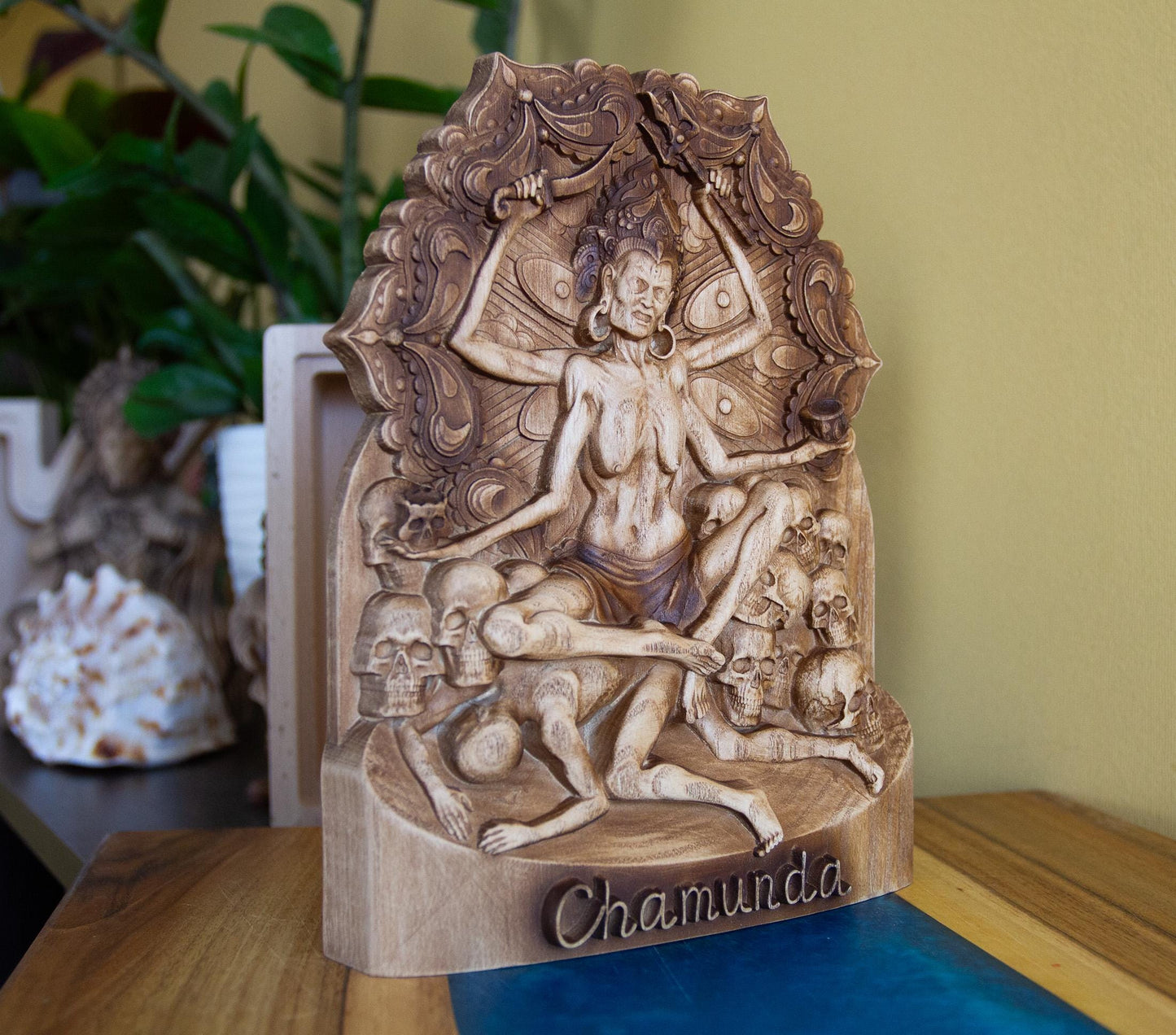 Statuette en bois Chamunda Kali – Déesse hindoue de la destruction et du pouvoir sculptée à la main – Décoration d'autel unique pour la maison – Cadeau sacré 7,9 x 6,3 pouces