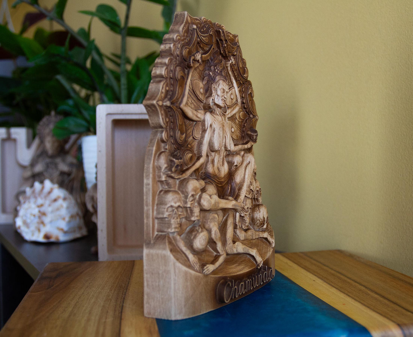 Statuette en bois Chamunda Kali – Déesse hindoue de la destruction et du pouvoir sculptée à la main – Décoration d'autel unique pour la maison – Cadeau sacré 7,9 x 6,3 pouces