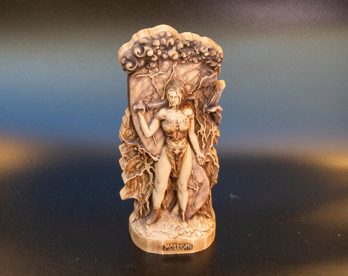 Morrigan Déesse de la Guerre et de l'Abondance Sculpture en Bois Figurine Héroïque Dieux Scandinaves Statue Autel Souvenir Personnages Nordiques du Nord