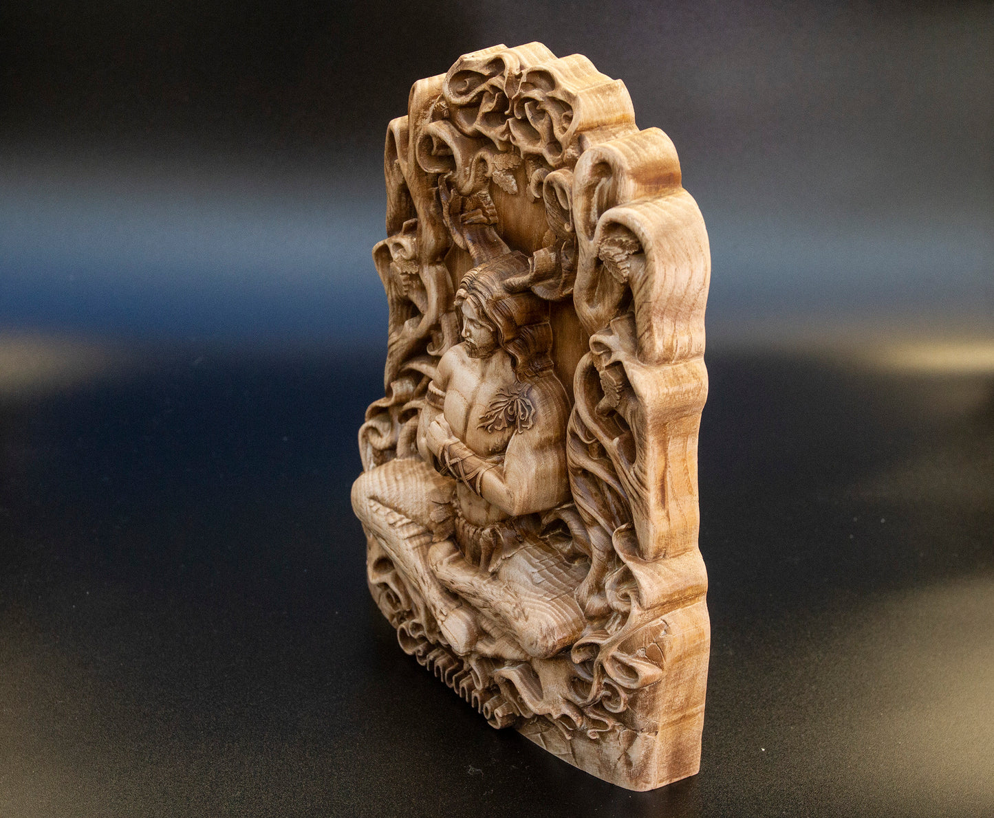 Sculpture de Cernunnos en bois, Dieu de la forêt, poupée d'autel, idole gay à cornes païennes, cadeau de sorcière, sculpture détaillée en frêne
