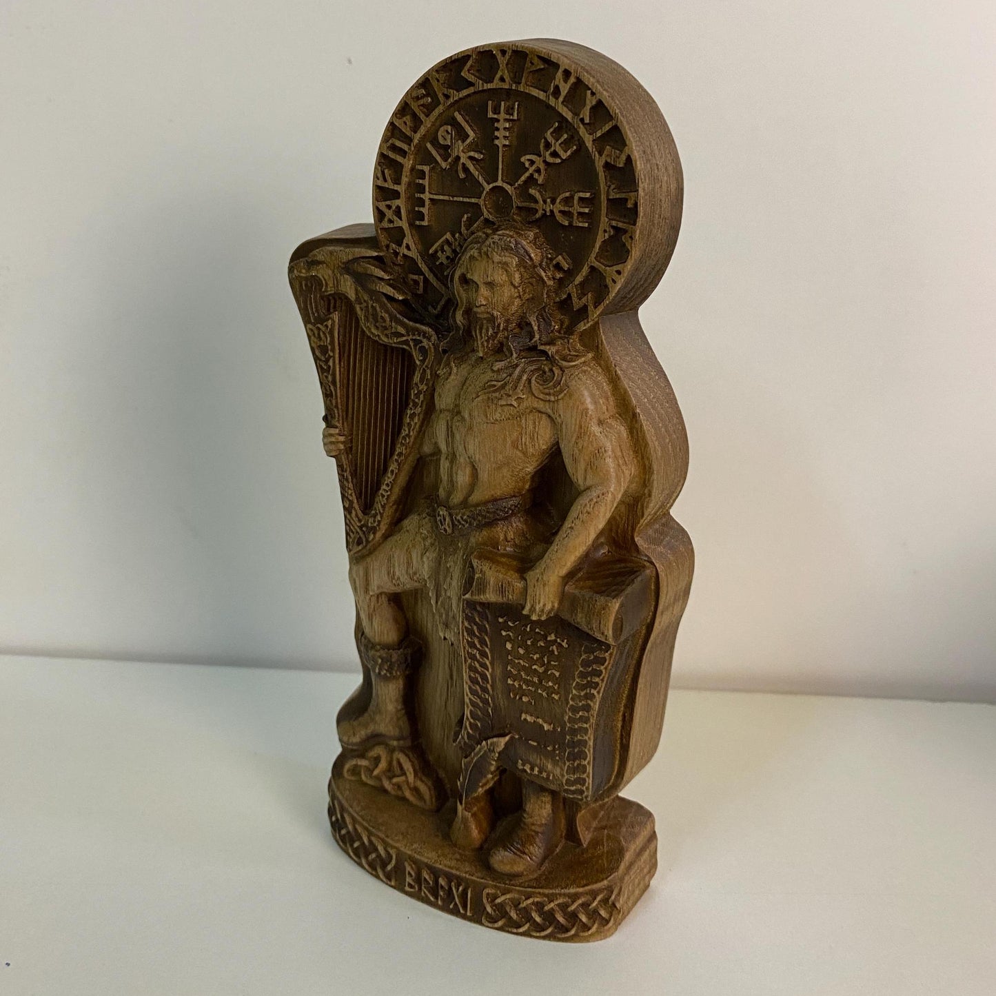 Statue de Bragi Dieux de Bragi Dieux scandinaves Dieux vikings Paganisme antique Sculpture sculptée Déesse païenne Odin Symboles runiques Mythologie nordique
