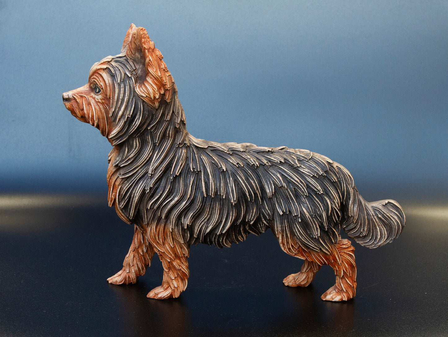 York Terrier - Charmante statuette de York Terrier en bois fabriquée à la main : un délice canin fantaisiste