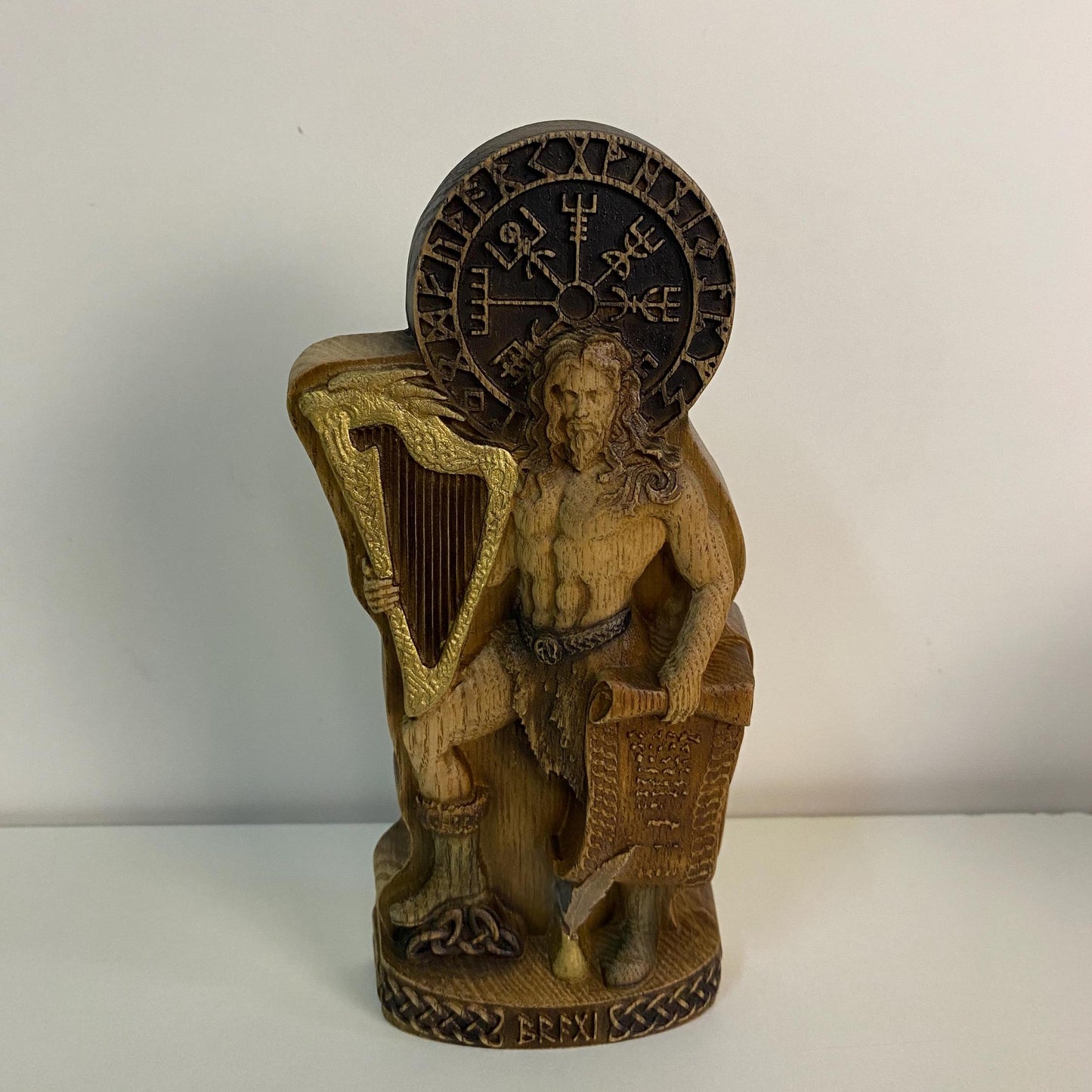 Statue de Bragi Dieux de Bragi Dieux scandinaves Dieux vikings Paganisme antique Sculpture sculptée Déesse païenne Odin Symboles runiques Mythologie nordique