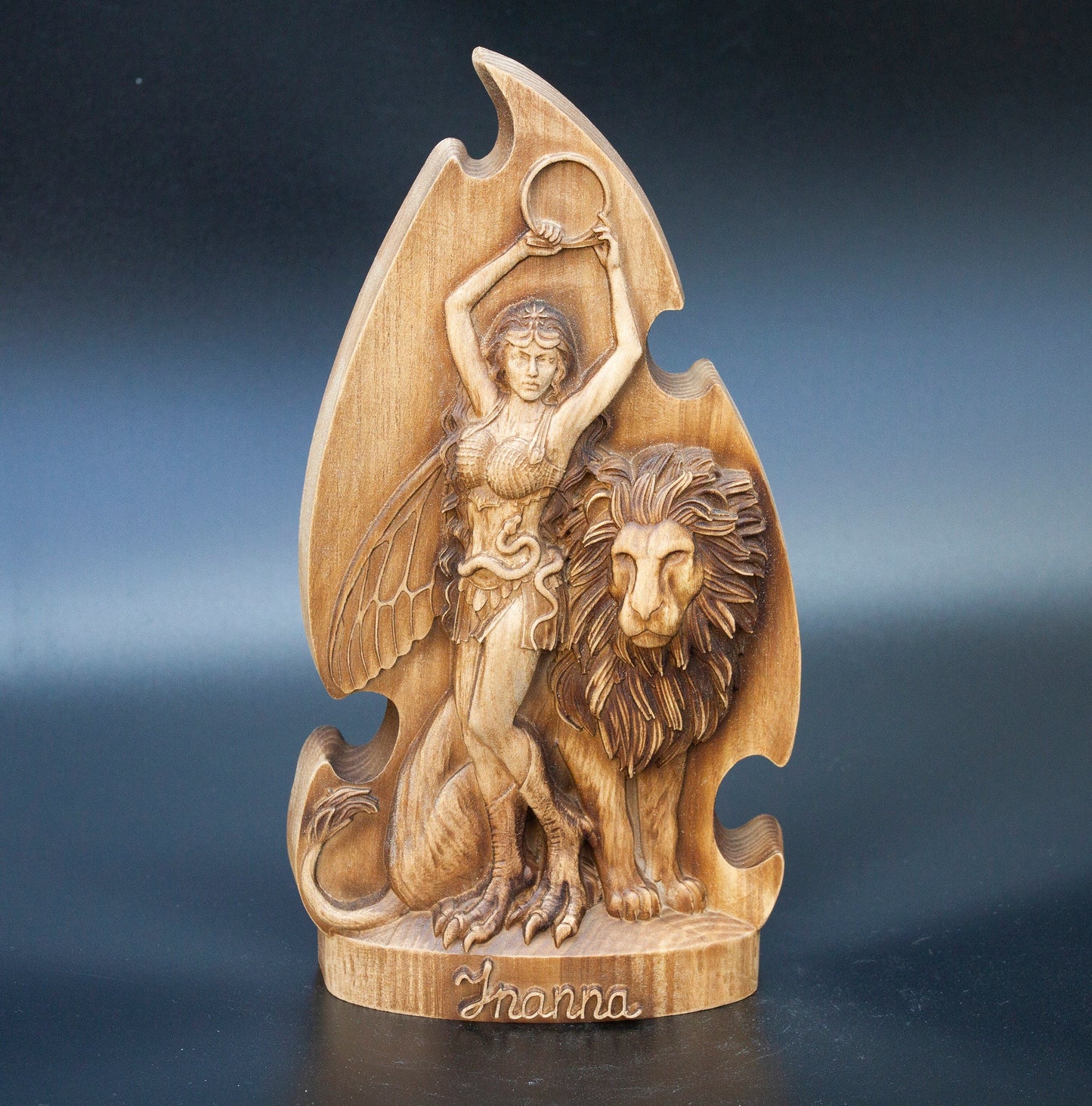 Statue d'Inanna Statuette scandinave minimaliste en bois fabriquée à la main :