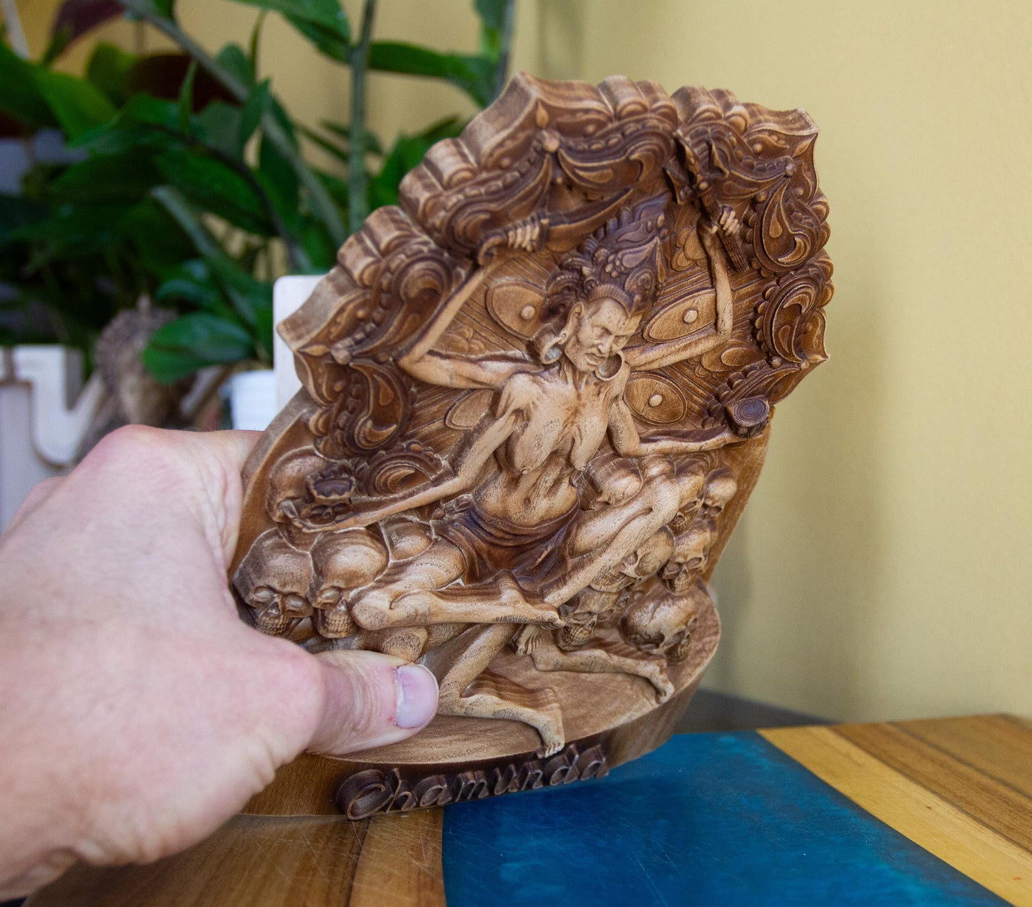 Statuette en bois Chamunda Kali – Déesse hindoue de la destruction et du pouvoir sculptée à la main – Décoration d'autel unique pour la maison – Cadeau sacré 7,9 x 6,3 pouces