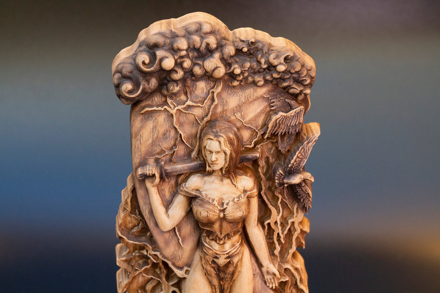 Morrigan Déesse de la Guerre et de l'Abondance Sculpture en Bois Figurine Héroïque Dieux Scandinaves Statue Autel Souvenir Personnages Nordiques du Nord