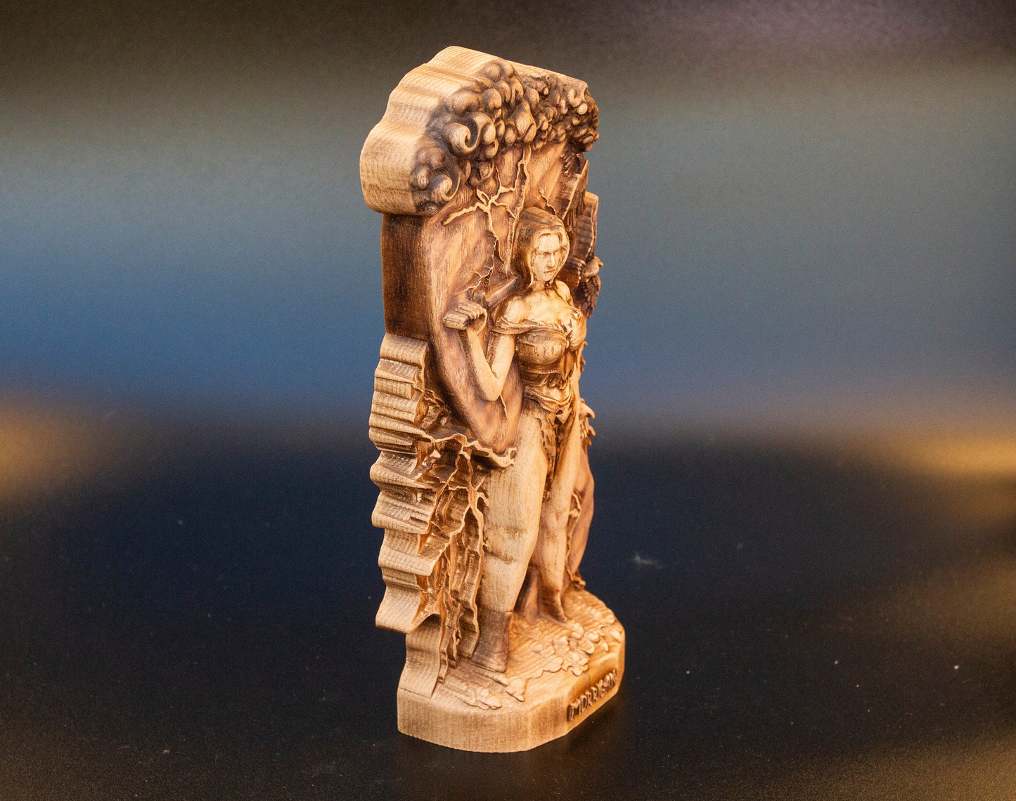 Morrigan Déesse de la Guerre et de l'Abondance Sculpture en Bois Figurine Héroïque Dieux Scandinaves Statue Autel Souvenir Personnages Nordiques du Nord