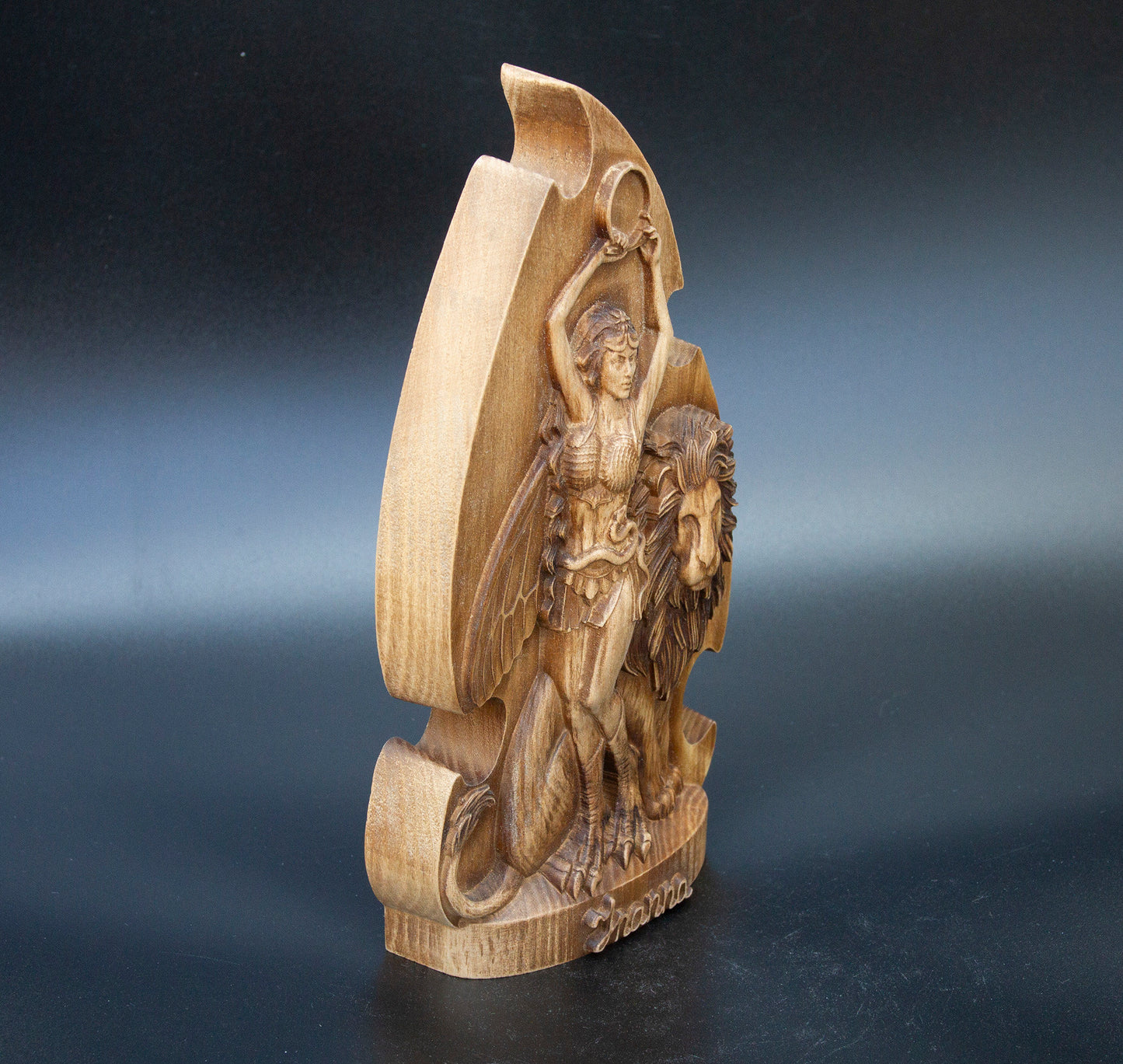 Statue d'Inanna Statuette scandinave minimaliste en bois fabriquée à la main :