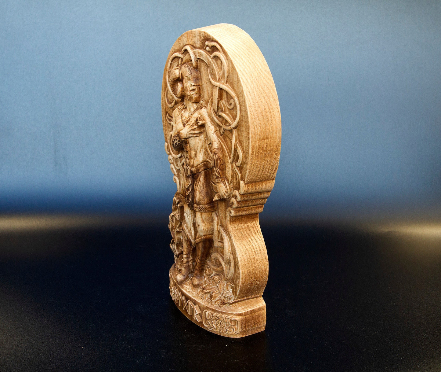 Statue Baldr Statuette scandinave minimaliste en bois fabriquée à la main : Baldr, dieu nordique de la lumière et de la beauté