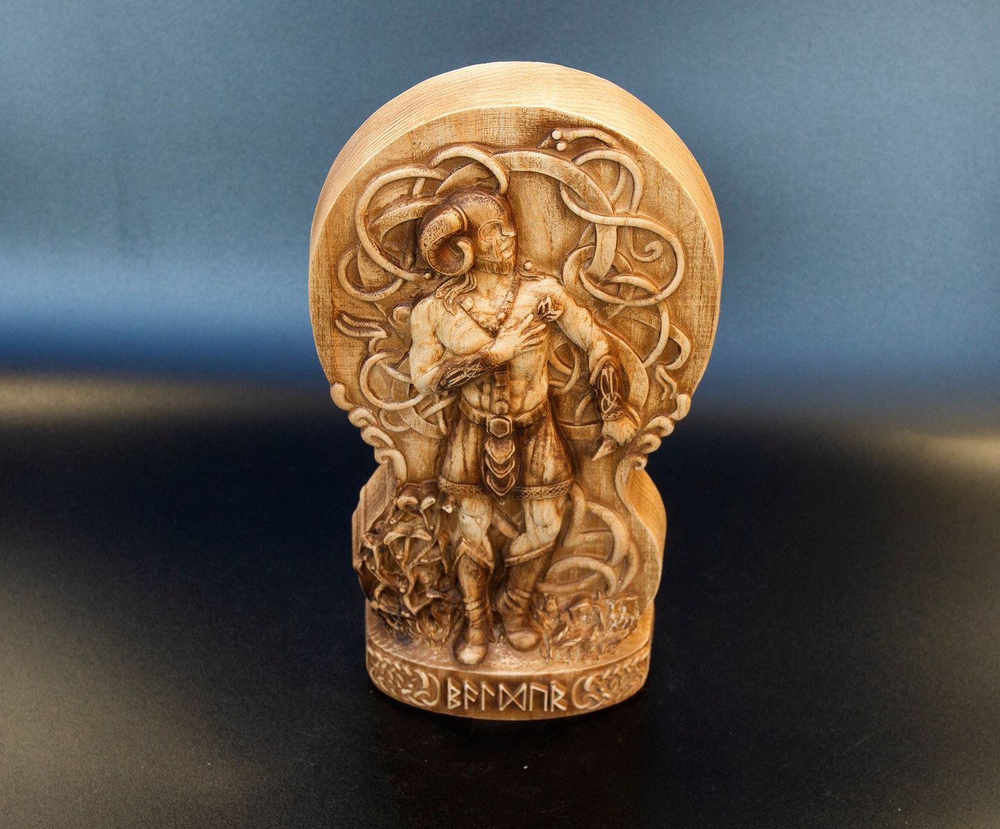 Statue Baldr Statuette scandinave minimaliste en bois fabriquée à la main : Baldr, dieu nordique de la lumière et de la beauté