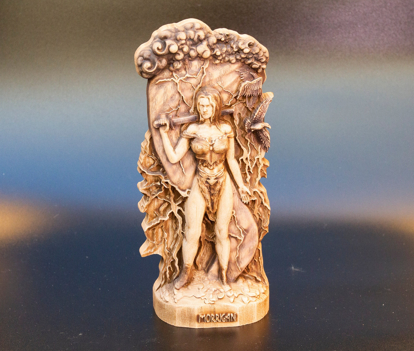 Morrigan Déesse de la Guerre et de l'Abondance Sculpture en Bois Figurine Héroïque Dieux Scandinaves Statue Autel Souvenir Personnages Nordiques du Nord