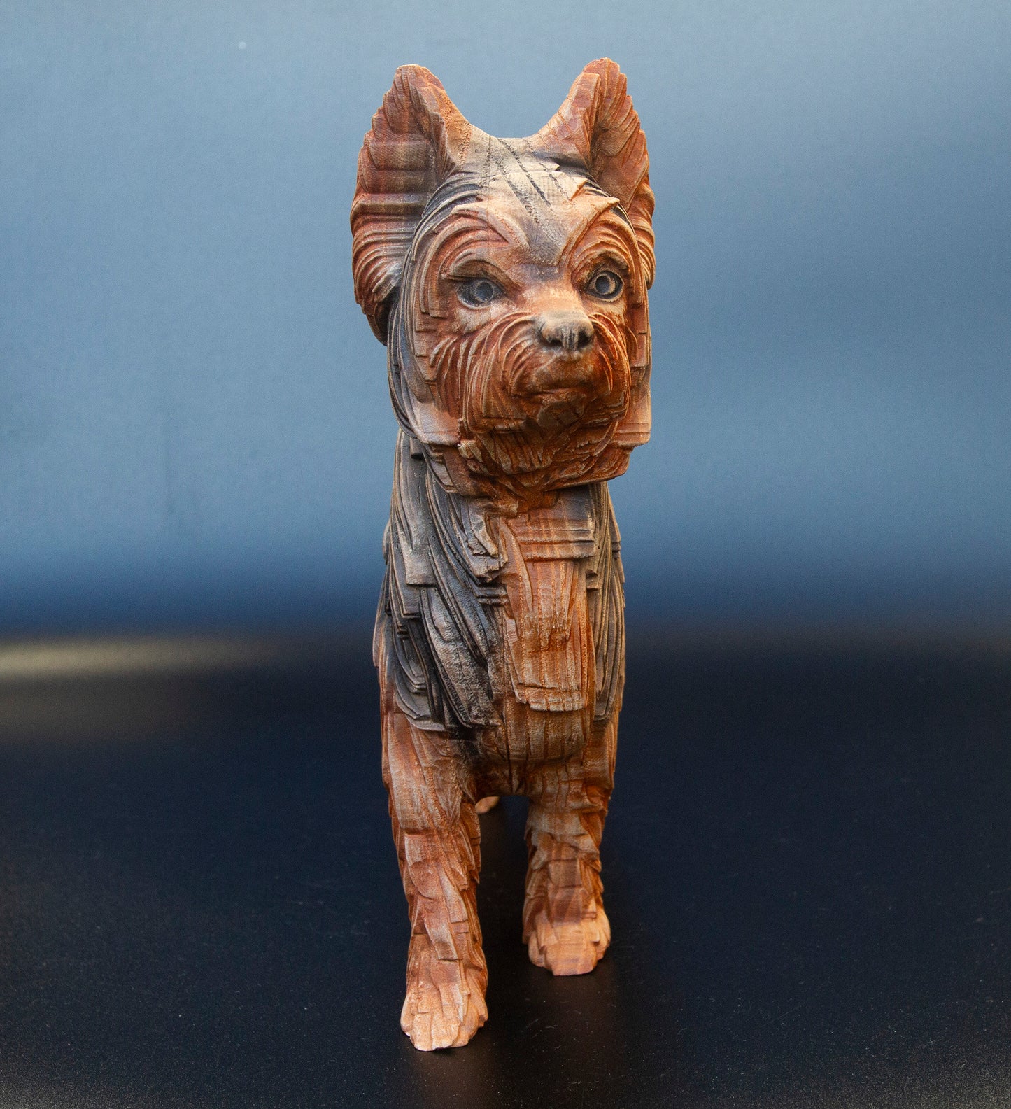 York Terrier - Charmante statuette de York Terrier en bois fabriquée à la main : un délice canin fantaisiste