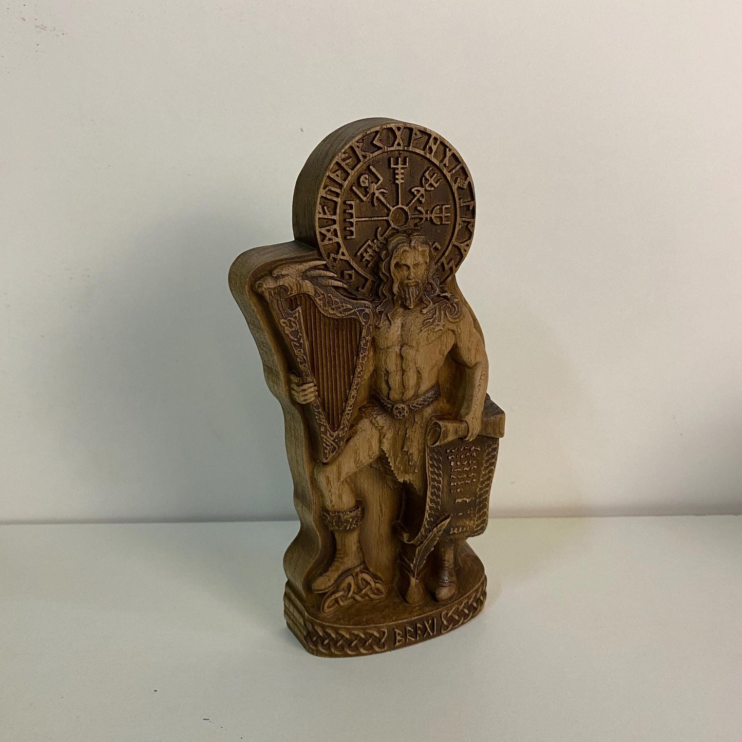 Statue de Bragi Dieux de Bragi Dieux scandinaves Dieux vikings Paganisme antique Sculpture sculptée Déesse païenne Odin Symboles runiques Mythologie nordique