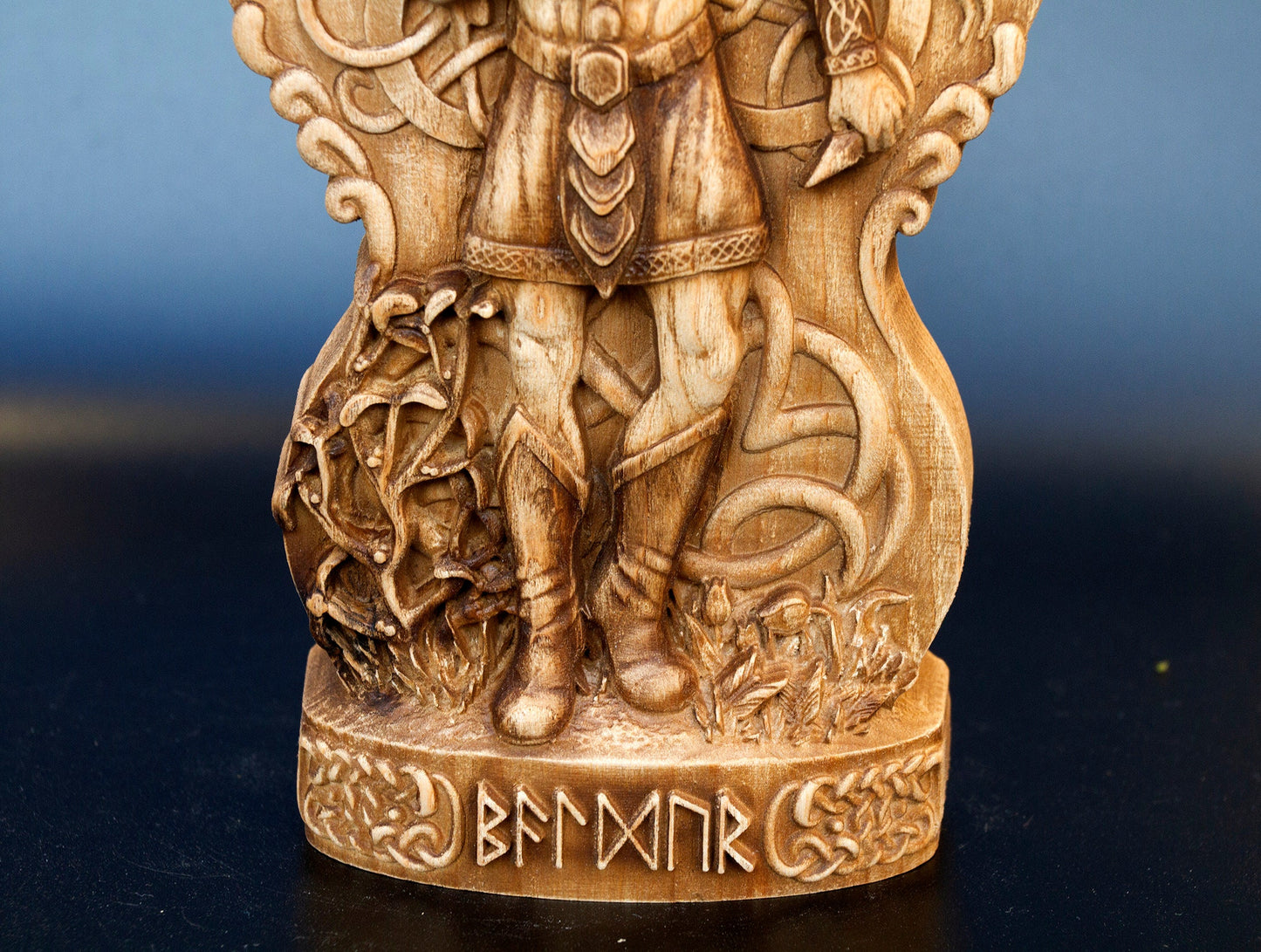 Statue Baldr Statuette scandinave minimaliste en bois fabriquée à la main : Baldr, dieu nordique de la lumière et de la beauté