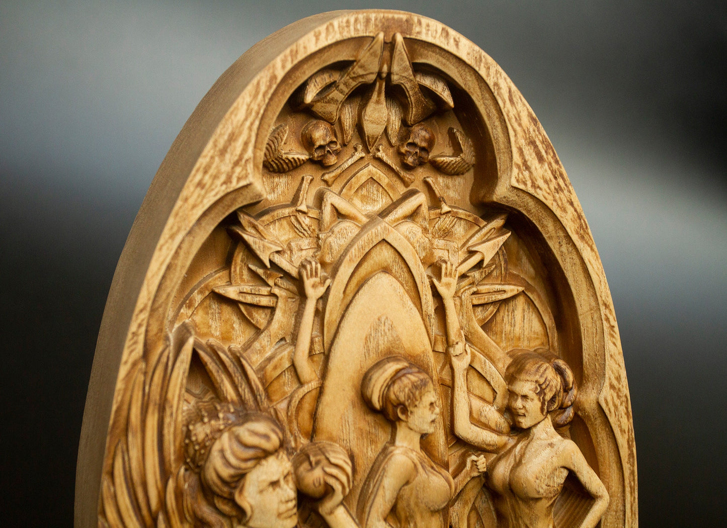 Statue en bois d'Eris, sculpture en bois, déesse grecque de la dissidence et du chaos, figurine de table en bois de frêne de la guerre de Troie