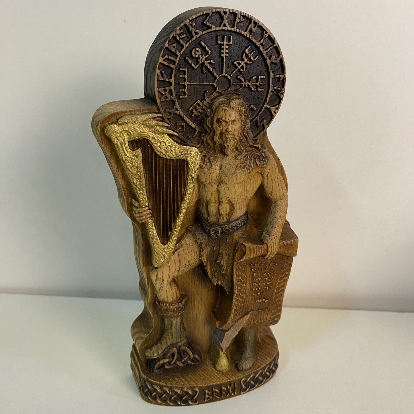 Statue de Bragi Dieux de Bragi Dieux scandinaves Dieux vikings Paganisme antique Sculpture sculptée Déesse païenne Odin Symboles runiques Mythologie nordique