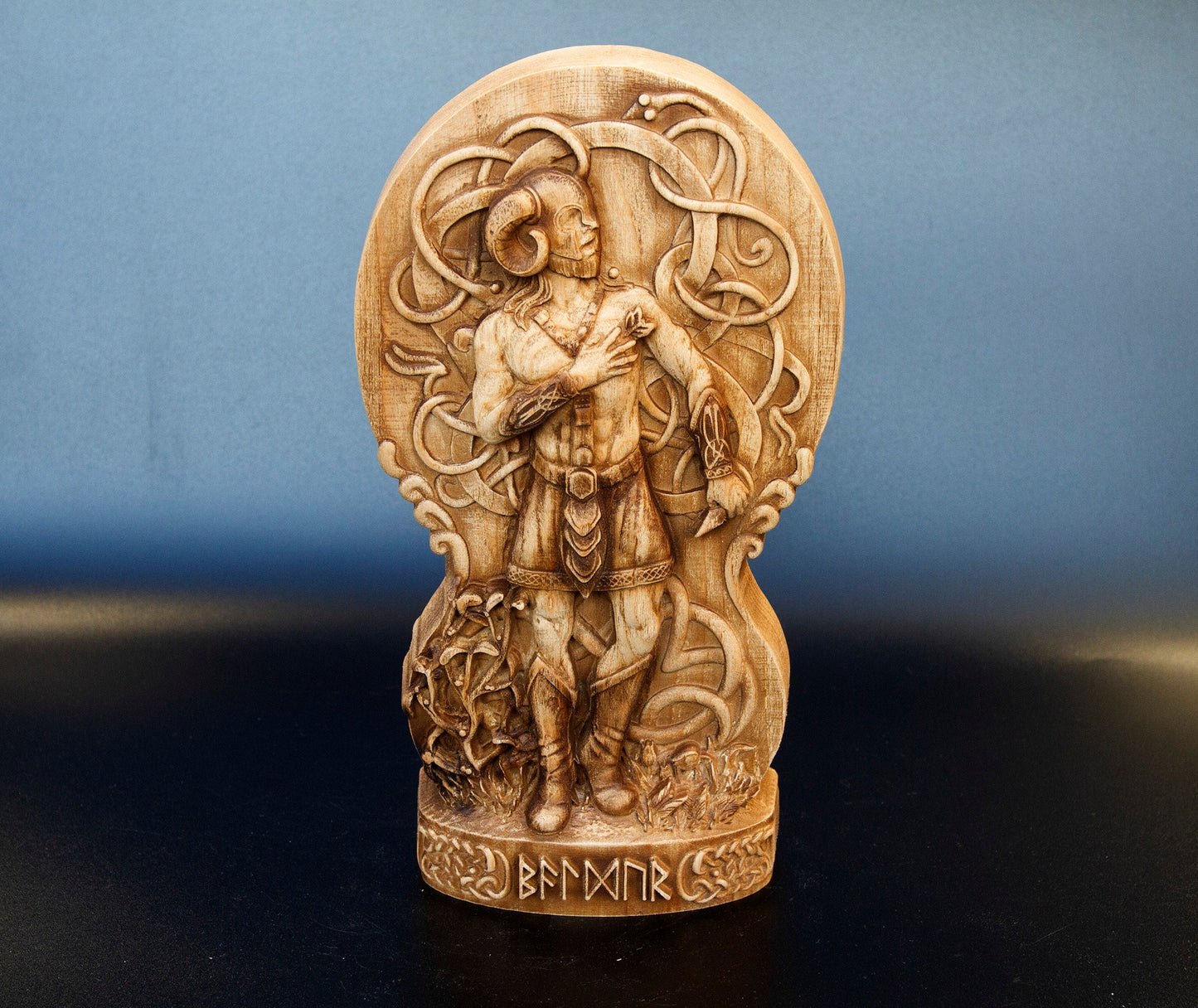 Statue Baldr Statuette scandinave minimaliste en bois fabriquée à la main : Baldr, dieu nordique de la lumière et de la beauté