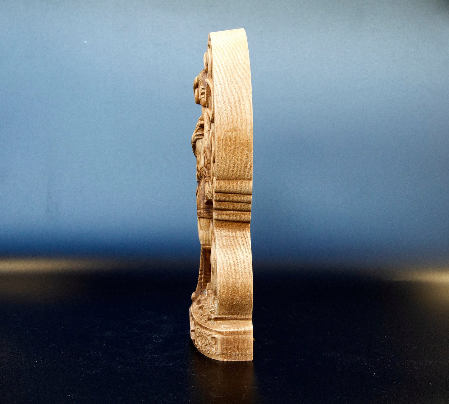 Statue Baldr Statuette scandinave minimaliste en bois fabriquée à la main : Baldr, dieu nordique de la lumière et de la beauté