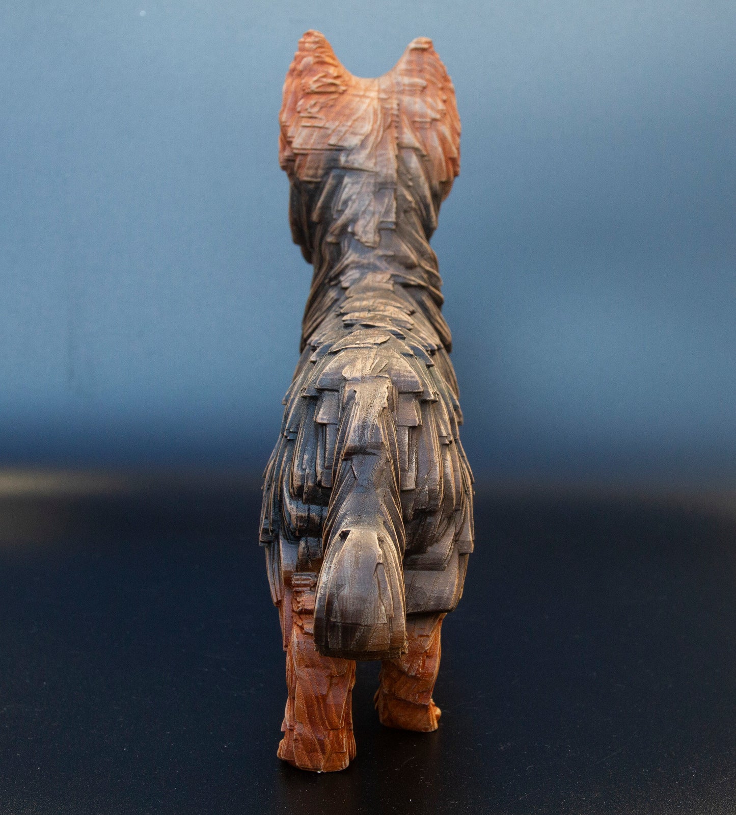 York Terrier - Charmante statuette de York Terrier en bois fabriquée à la main : un délice canin fantaisiste