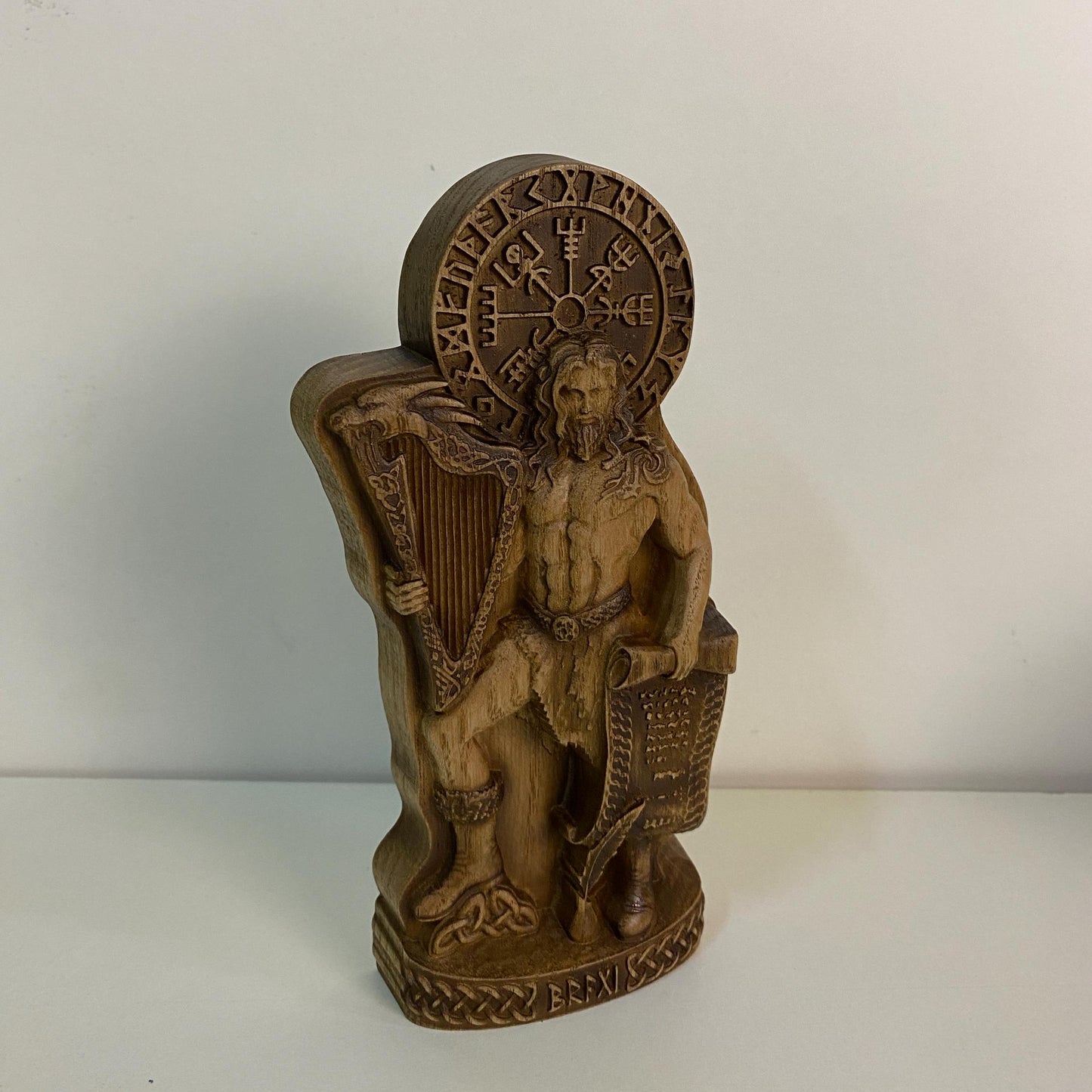 Statue de Bragi Dieux de Bragi Dieux scandinaves Dieux vikings Paganisme antique Sculpture sculptée Déesse païenne Odin Symboles runiques Mythologie nordique