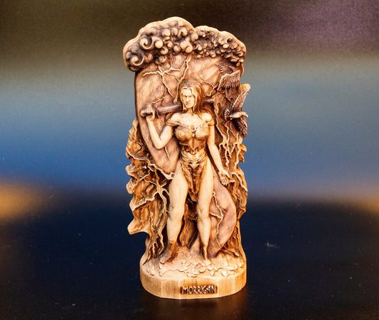 Morrigan Déesse de la Guerre et de l'Abondance Sculpture en Bois Figurine Héroïque Dieux Scandinaves Statue Autel Souvenir Personnages Nordiques du Nord