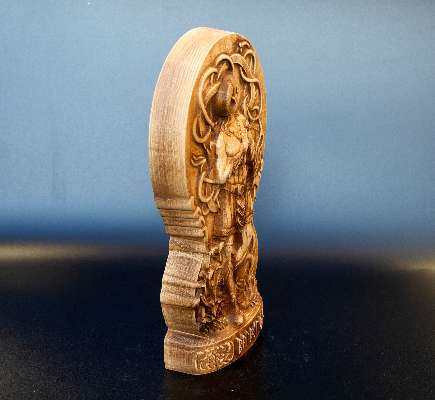 Statue Baldr Statuette scandinave minimaliste en bois fabriquée à la main : Baldr, dieu nordique de la lumière et de la beauté