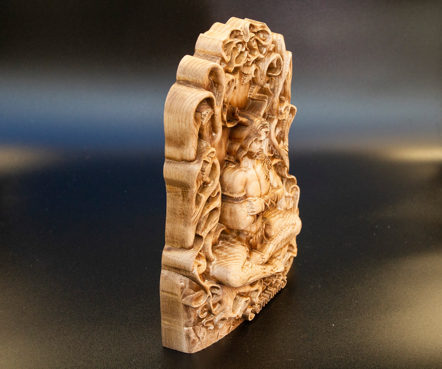 Sculpture de Cernunnos en bois, Dieu de la forêt, poupée d'autel, idole gay à cornes païennes, cadeau de sorcière, sculpture détaillée en frêne